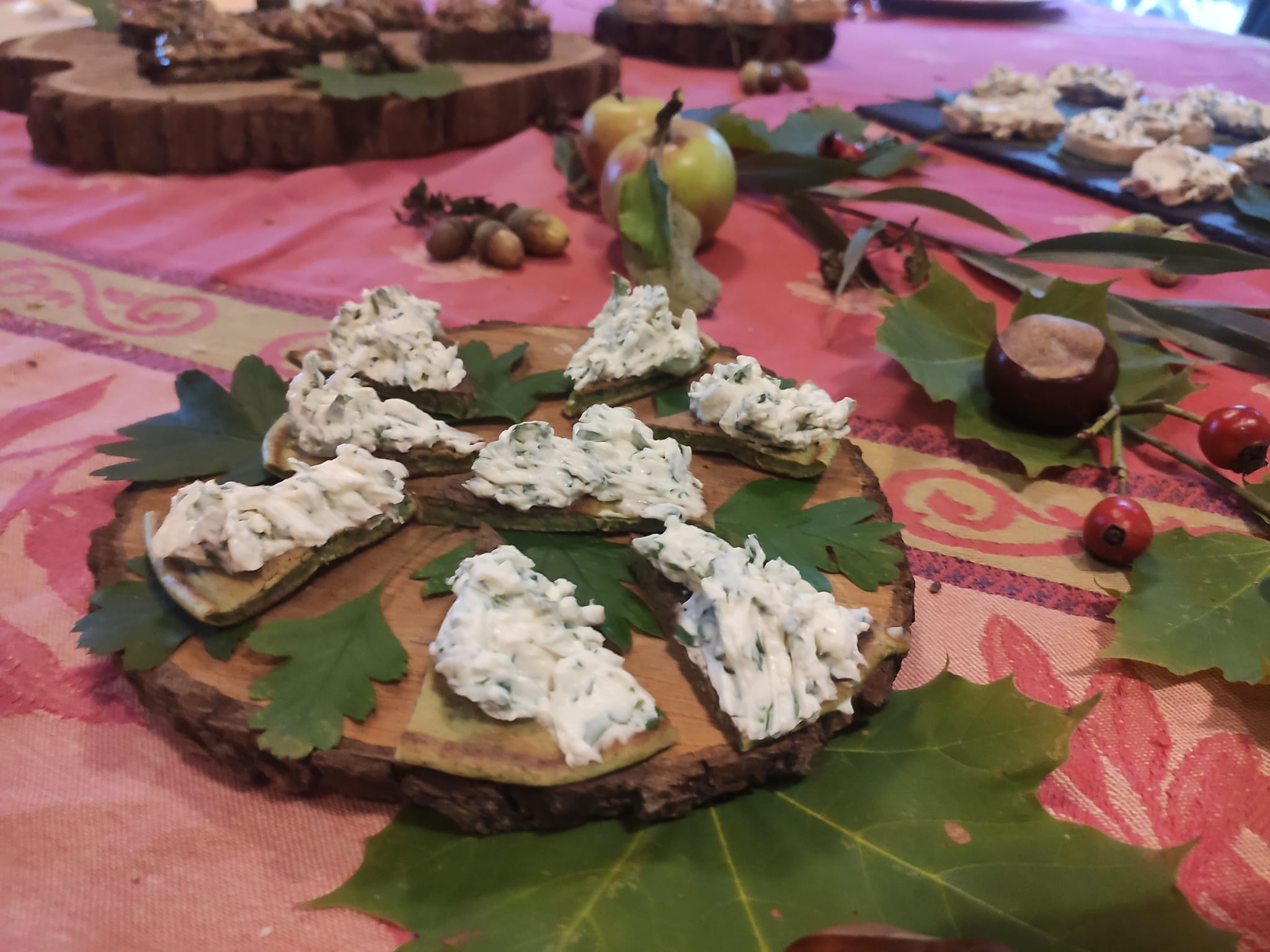 Tapenade de plantes sauvages étalée sur des taosts