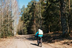 Cycliste qui fait du vélo dans les bois