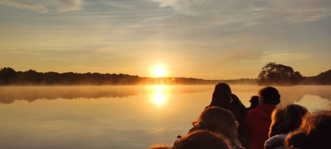 Personne en canoë sur un étang
