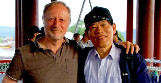 Bruno Angelet, ambassadeur de Belgique en Chine, et le professeur Zhao Xinru, spécialiste du martinet