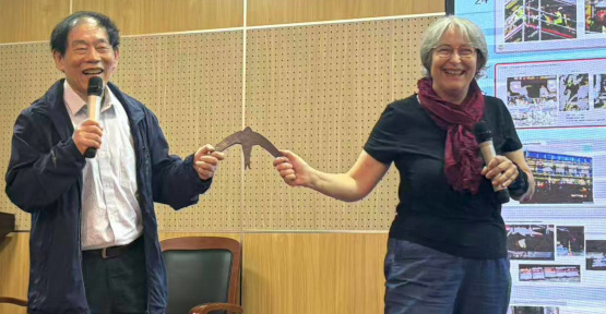 Martine Wauters, du GT Martinets, et le professeur Zhao Xinru, spécialiste des martinets