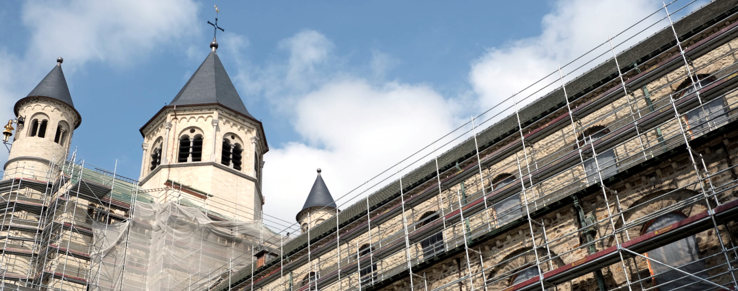 Façade en travaux de la collégiale Sainte-Gertrude à Nivelles.