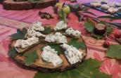 Tapenade de plantes sauvages étalée sur des taosts