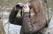 Jeune femme qui observe la nature avec des jumelles