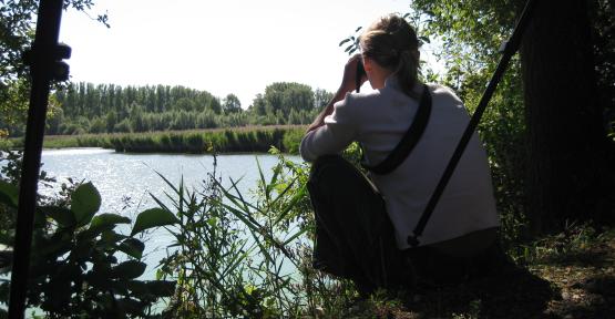 Observatrice avec des jumelles à Harchies