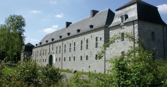 Vue sur le château du CRIE de Modave