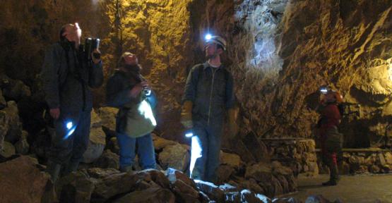 Scientifiques dans une grotte