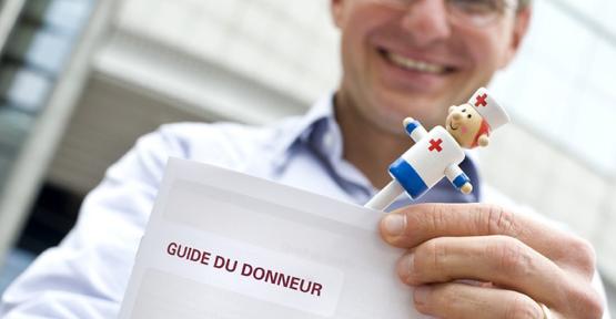 Infirmier avec le guide du donneur