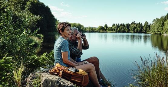 Couple contemplant la nature