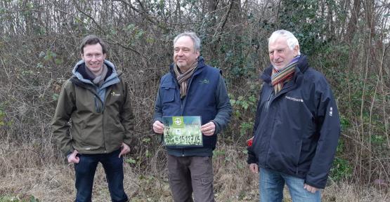 Baudouin et 2 personnes de chez Ecoflora avec un grand chèque en papier