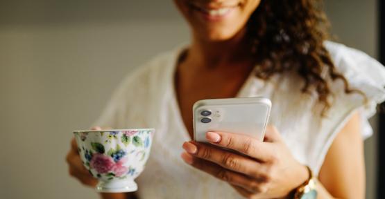 Gros plan sur un téléphone portable et une tasse de thé 