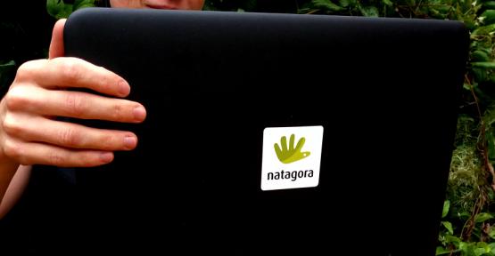 Ordinateur avec autocollant Natagora.