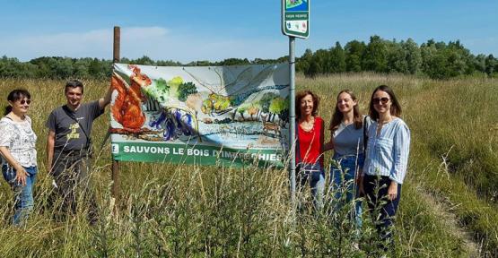 Groupe de citoyens devant le bois d'Imbrechies 