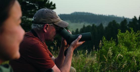 Observation de la nature avec une longue-vue Swarovski