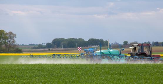 Epandage d'un tracteur dans un champ