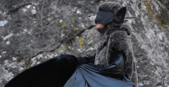 Animé des mouvements de jeunesse déguisé en chauve-souris