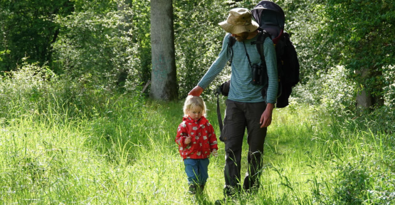 famille en balade dans une réserve naturelle 