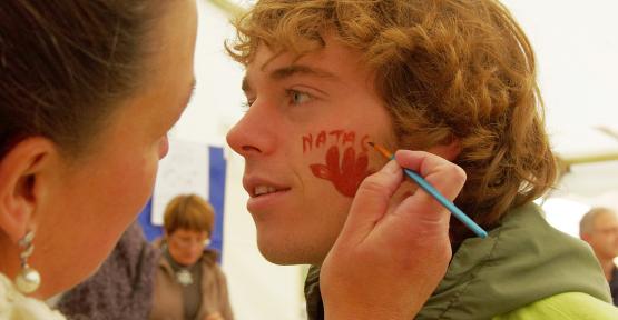 Jeune homme grimmé avec le logo Natagora