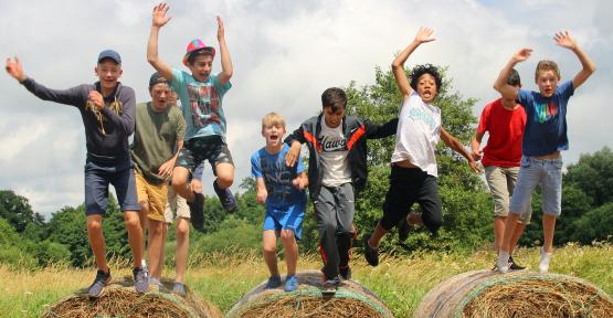 Groupe de jeunes sautant en l'air