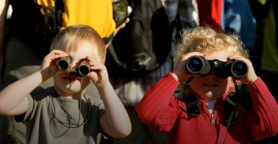 Enfants avec jumelles d'observation