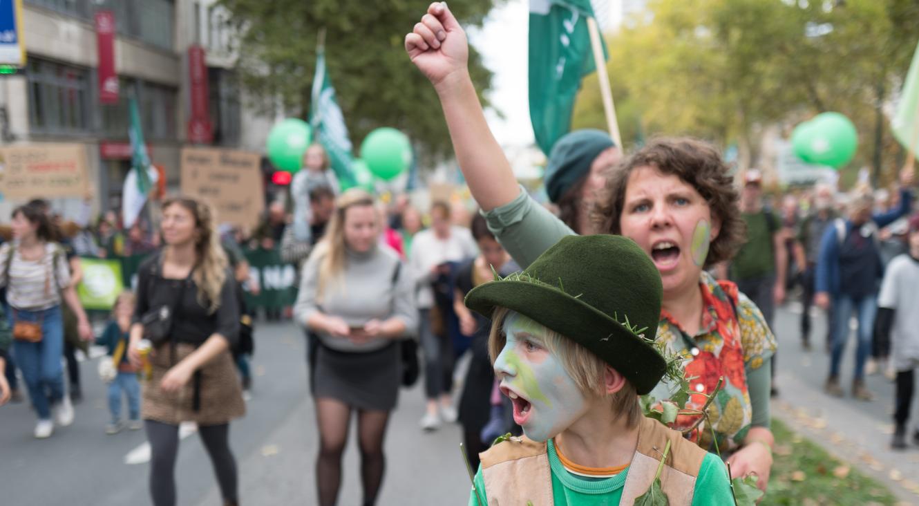 Personnes en train de marcher pour le climat