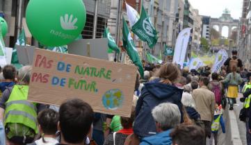 Manifesation et panneau "Pas de nature, pas de futur"