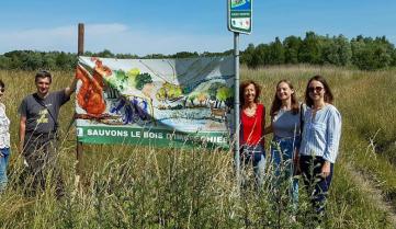 Groupe de citoyens devant le bois d'Imbrechies 