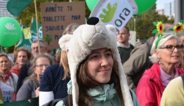 Personnes qui marche pour le climat et la biodiversité