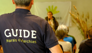 Vue sur une personne portant un t-shirt "Guide Marais Harchies", lors du discours d'ouverture de la fête des 70 ans de protection des marais d'Harchies