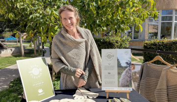 Sylviane Gilmont sur son stand Laine Fleurie