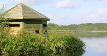 Etang cabane observatoire eau ciel bleu