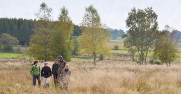 Promeneurs dans un paysage de prairies maigres