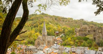 Paysage ville clocher arbres